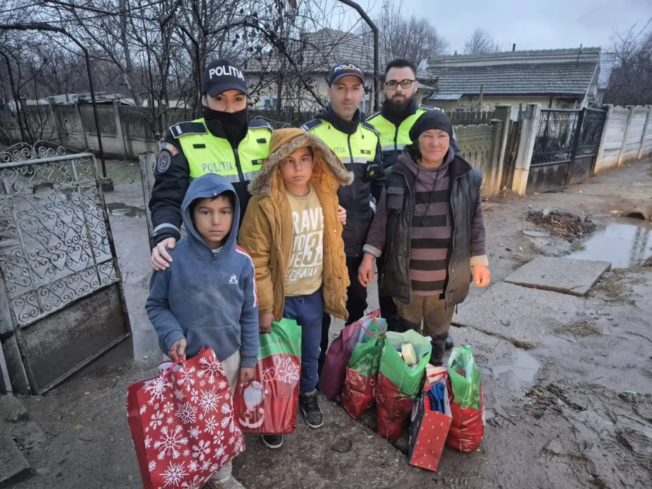 Foto Polițiștii doljeni au fost spiridușii lui Moș Crăciun 