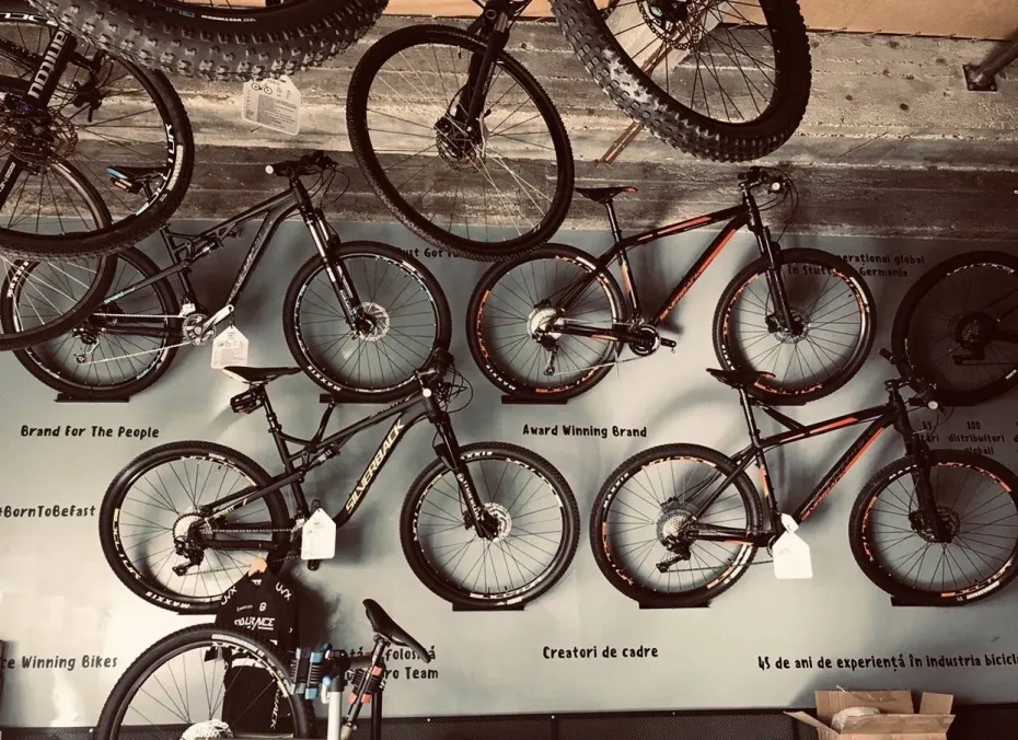 Foto Barul unde îți poți bea cafeaua și repara bicicleta, un concept unic în Oltenia