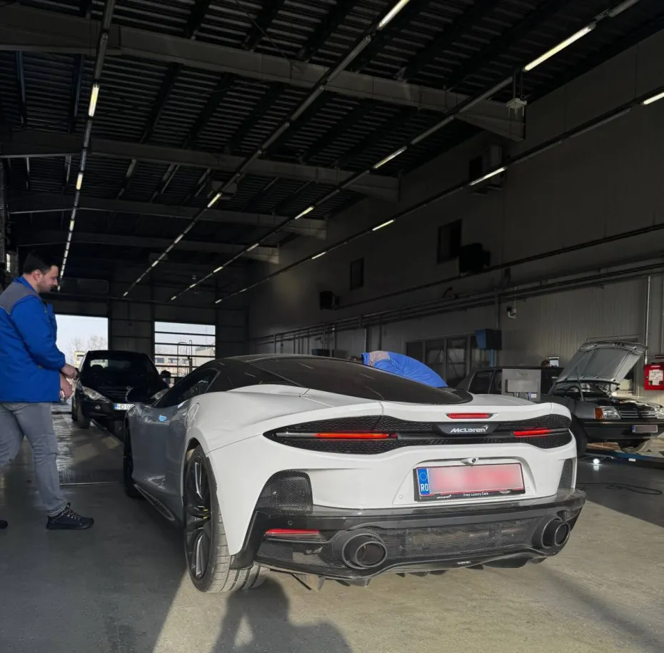 Foto Un McLaren GT din 2023, o apariție rară pe străzile din România, fotografiată la RAR Gorj. A fost cumpărat de către o tânără 
