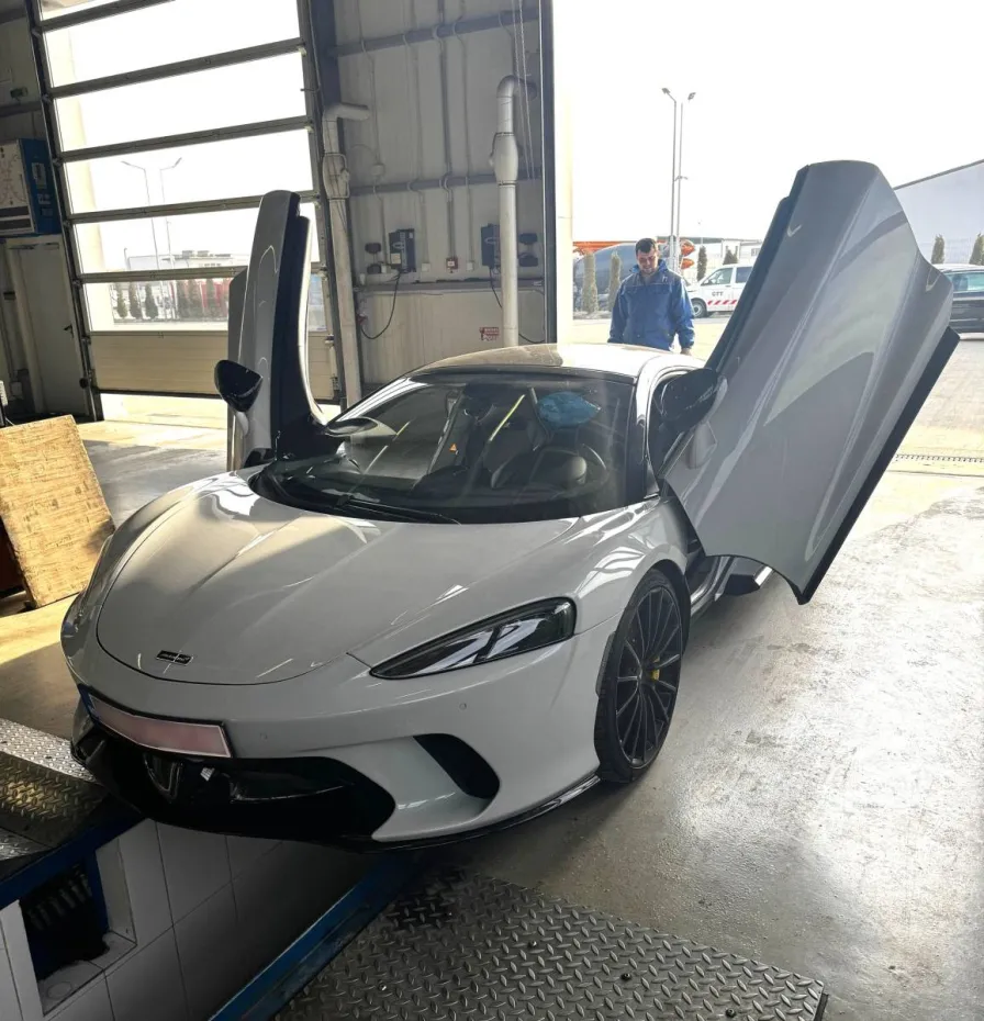 Foto Un McLaren GT din 2023, o apariție rară pe străzile din România, fotografiată la RAR Gorj. A fost cumpărat de către o tânără 