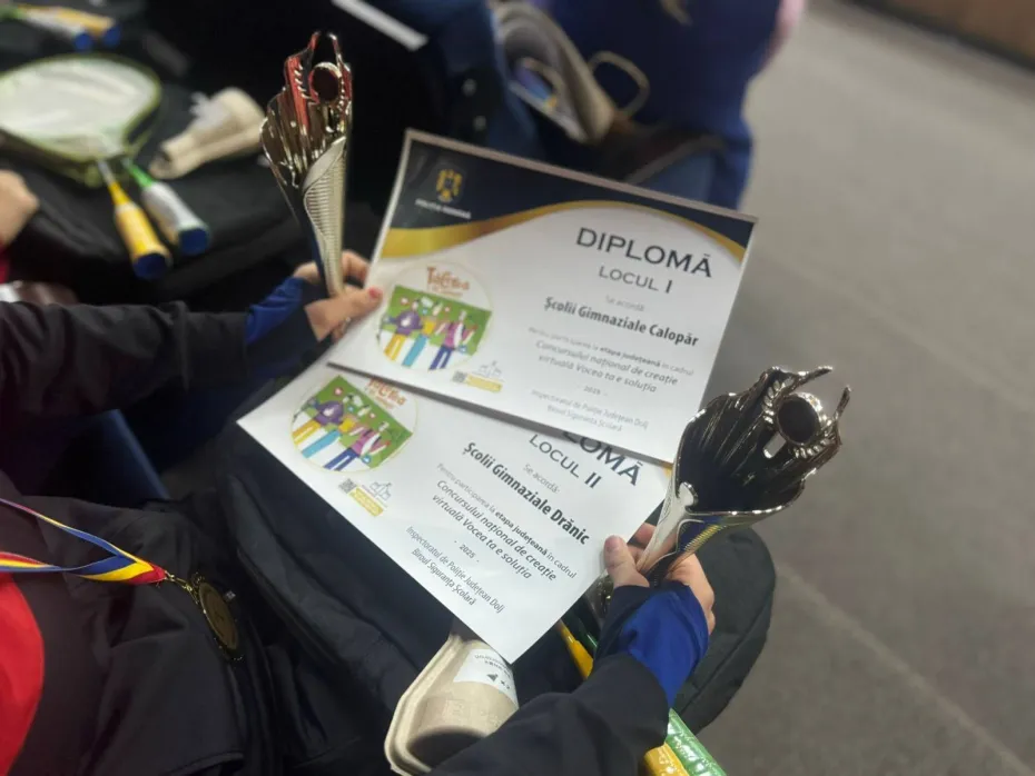 Foto Elevii din Dolj premiați de IPJ pentru creații inovative în cadrul concursului „Vocea ta e soluția”