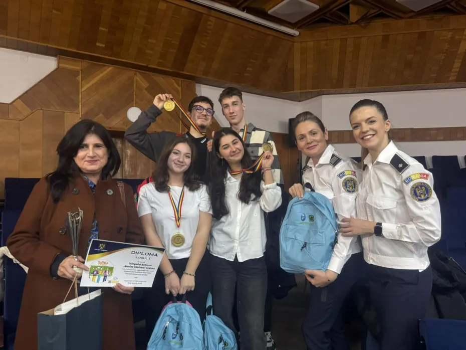 Foto Elevii din Dolj premiați de IPJ pentru creații inovative în cadrul concursului „Vocea ta e soluția”