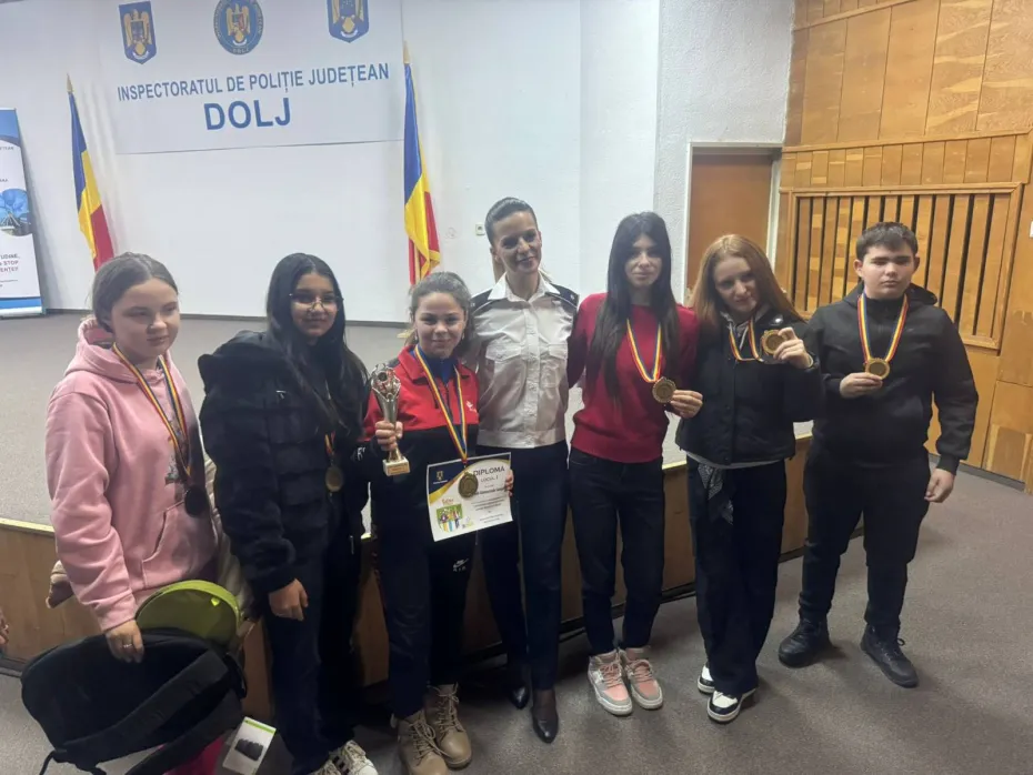 Foto Elevii din Dolj premiați de IPJ pentru creații inovative în cadrul concursului „Vocea ta e soluția”