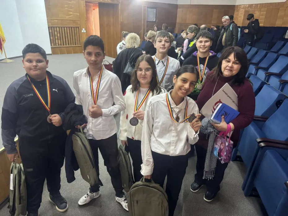 Foto Elevii din Dolj premiați de IPJ pentru creații inovative în cadrul concursului „Vocea ta e soluția”