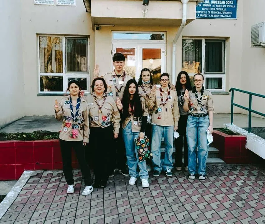 Foto Cercetașii din Târgu Jiu aduc primăvara acolo unde zâmbetele sunt mai rare