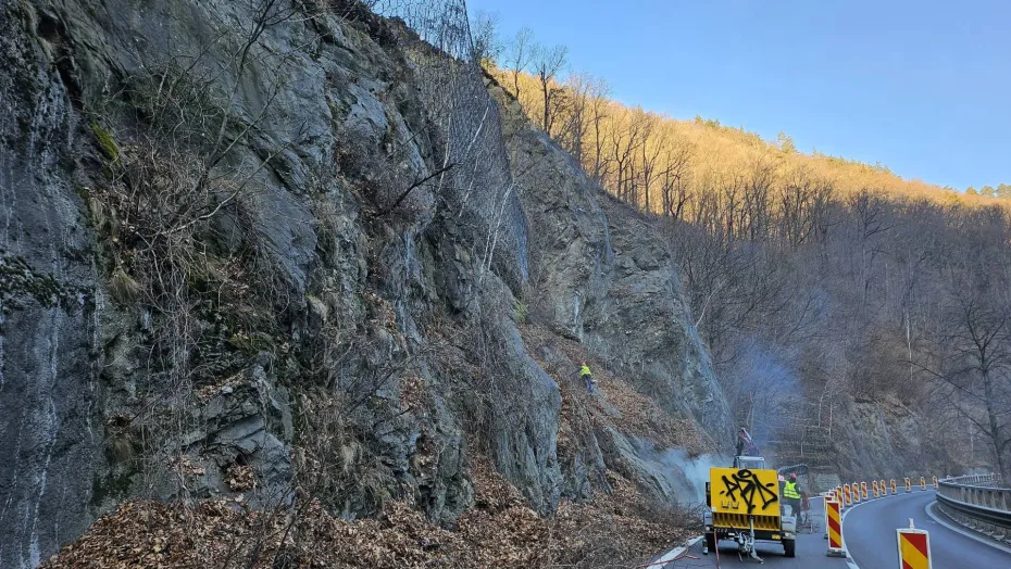 Foto Trafic restricționat pe DN7 din cauza lucrărilor de protecție a versanților