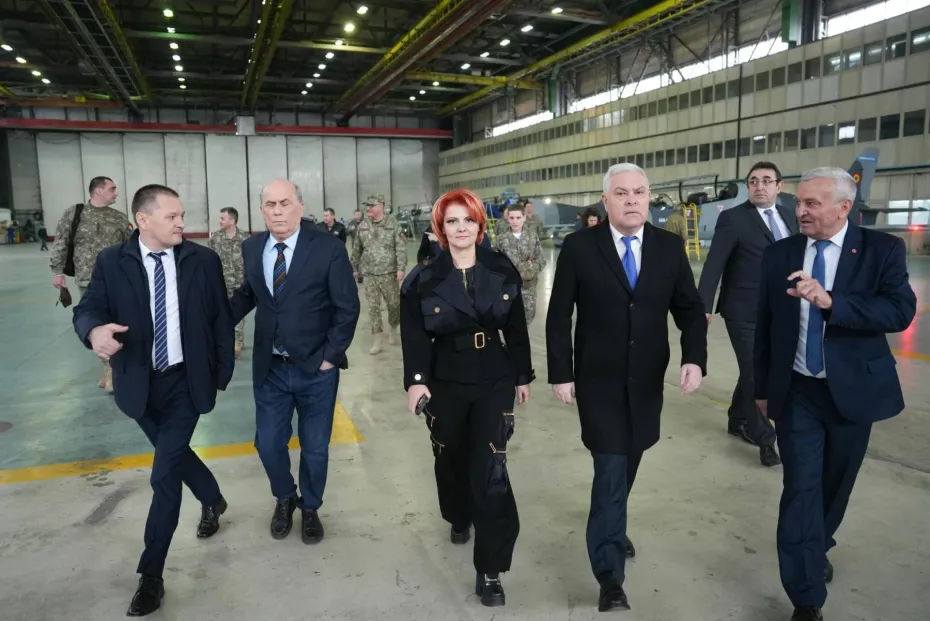 Foto Ministrul Apărării, în vizită oficială la Craiova: Inspecție la Spitalul Militar și discuții la Fabrica de Avioane