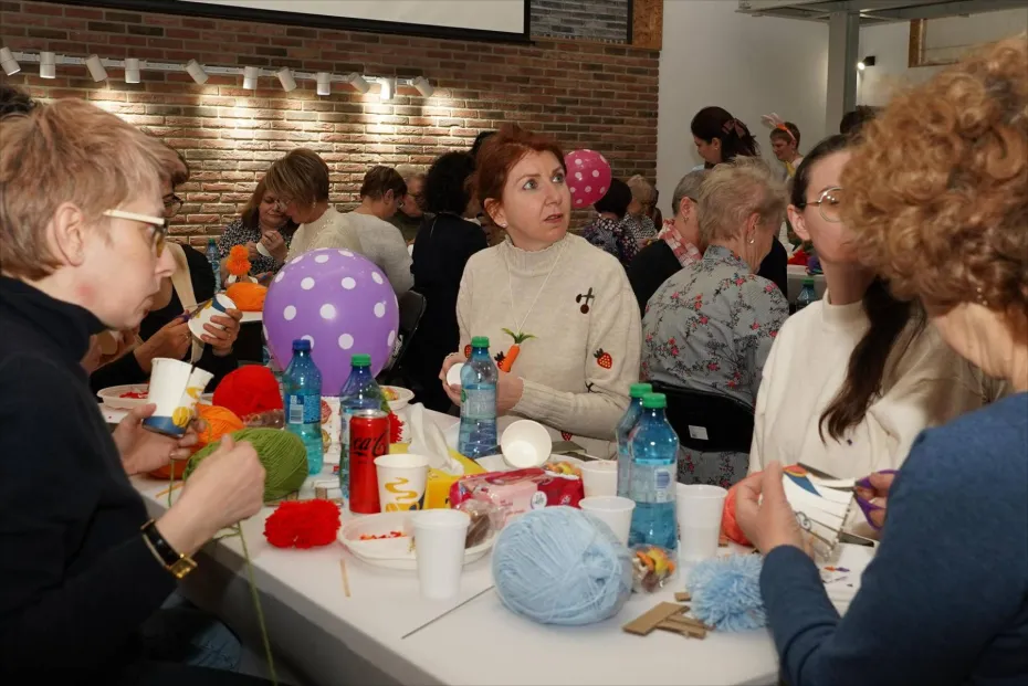 Foto Mâini care creează, inimi care se vindecă, atelier derulat la Centrul de Recuperare „Sf. Nectarie” din Craiova