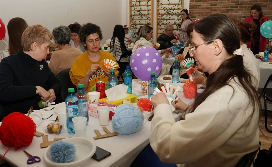 Foto Mâini care creează, inimi care se vindecă, atelier derulat la Centrul de Recuperare „Sf. Nectarie” din Craiova