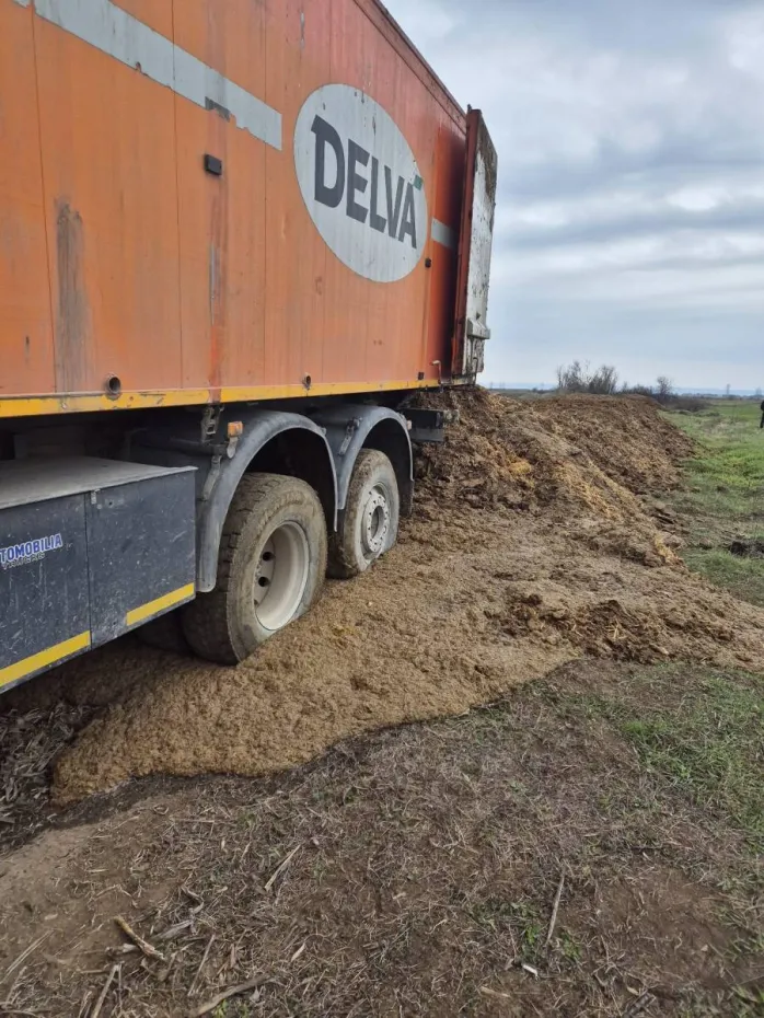 Foto Poluare pe DJ661: Șofer amendat după ce deșeurile scurse pe drum au afectat siguranța rutieră