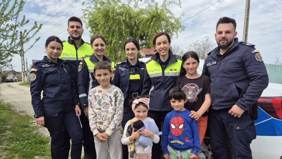 Foto Polițiștii din Dolj, alături de zeci de copii din Coșoveni, Leu și Cârcea