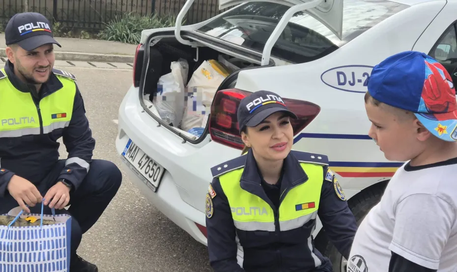 Foto Polițiștii din Dolj, alături de zeci de copii din Coșoveni, Leu și Cârcea