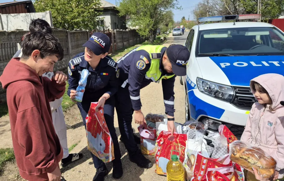 Foto Polițiștii din Dolj, alături de zeci de copii din Coșoveni, Leu și Cârcea