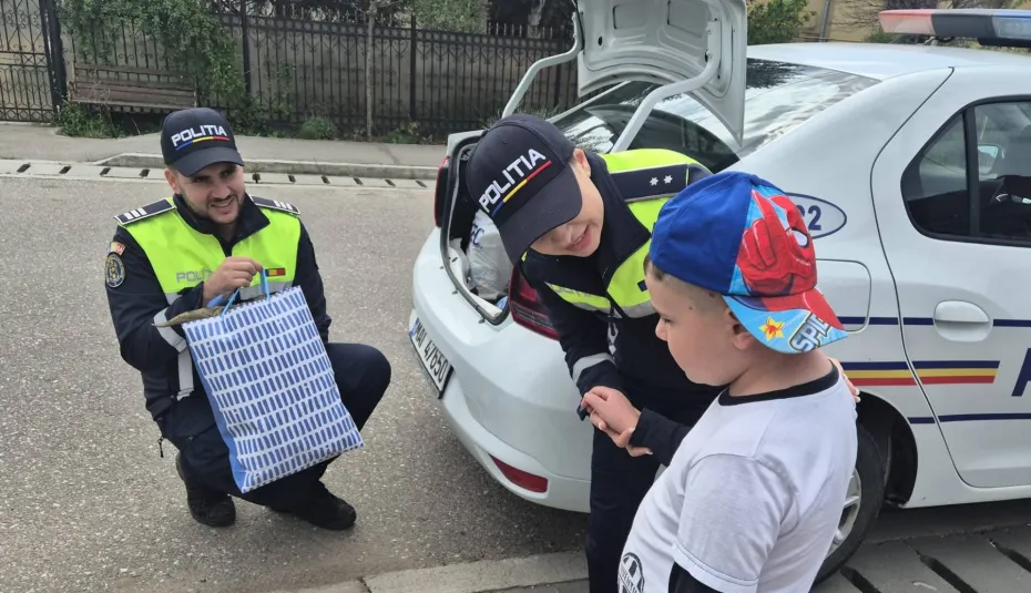 Foto Polițiștii din Dolj, alături de zeci de copii din Coșoveni, Leu și Cârcea