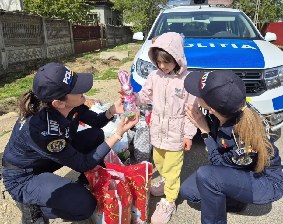 Foto Polițiștii din Dolj, alături de zeci de copii din Coșoveni, Leu și Cârcea
