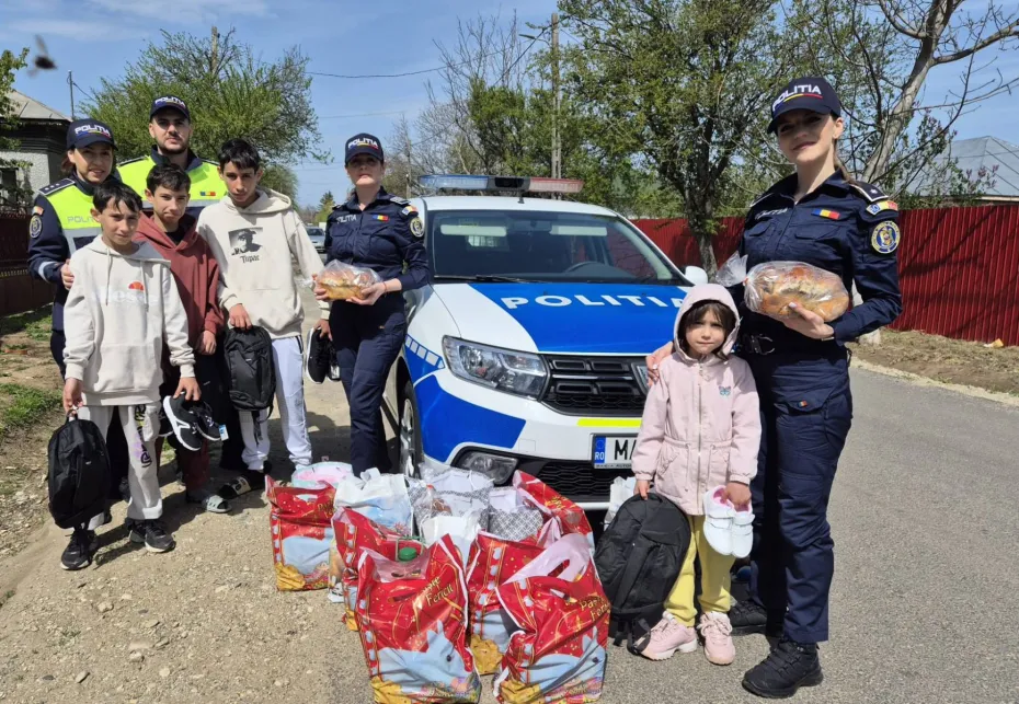 Foto Polițiștii din Dolj, alături de zeci de copii din Coșoveni, Leu și Cârcea