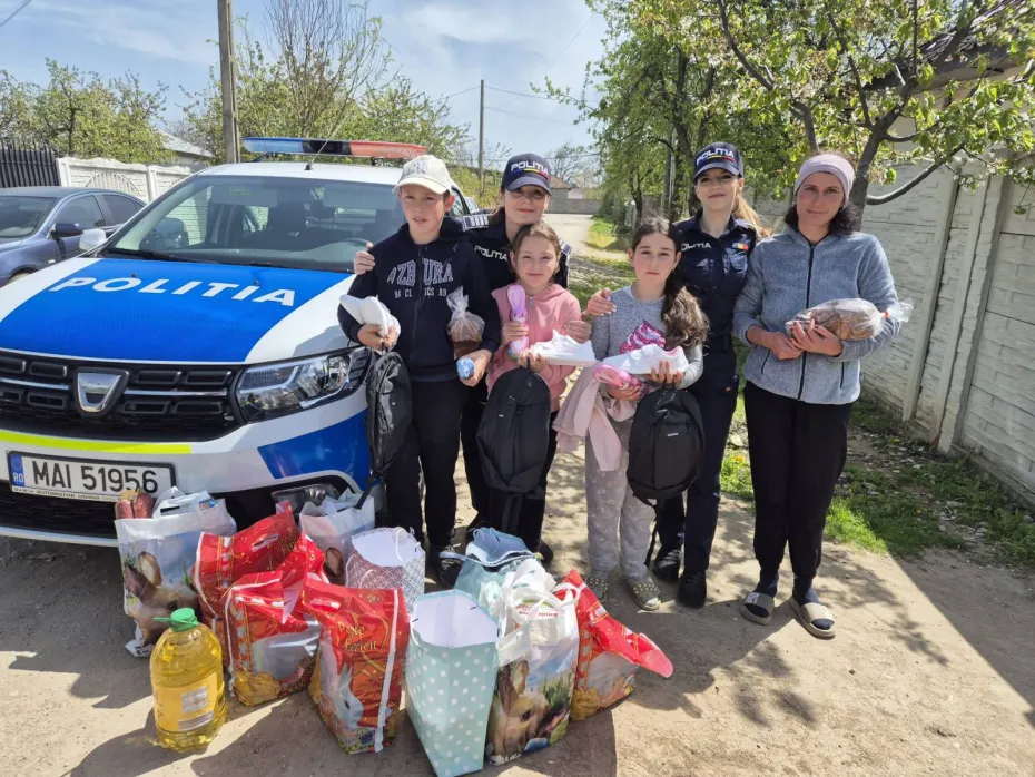 Foto Polițiștii din Dolj, alături de zeci de copii din Coșoveni, Leu și Cârcea