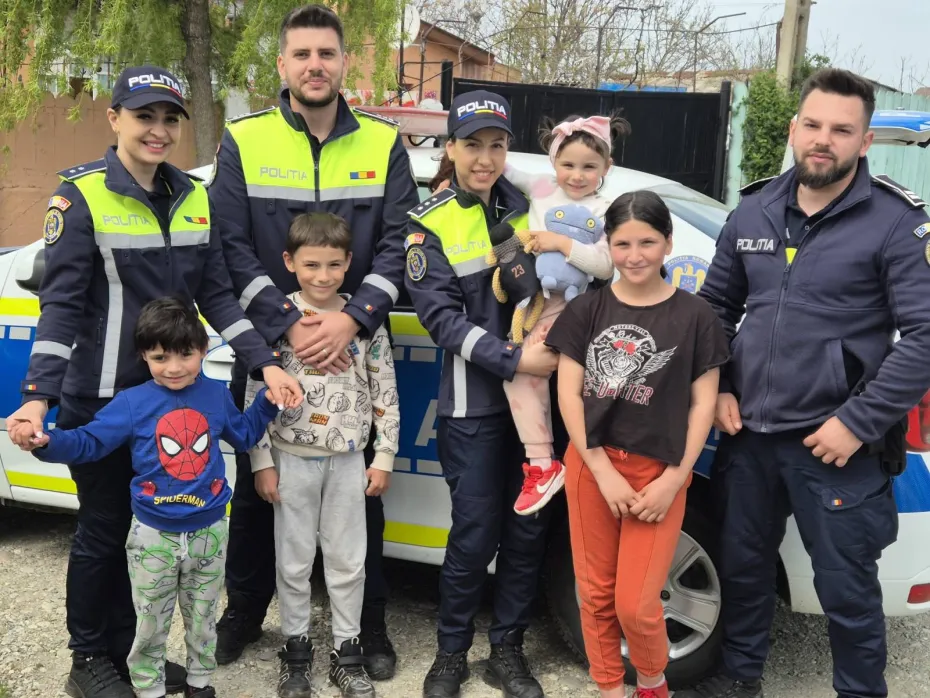 Foto Polițiștii din Dolj, alături de zeci de copii din Coșoveni, Leu și Cârcea