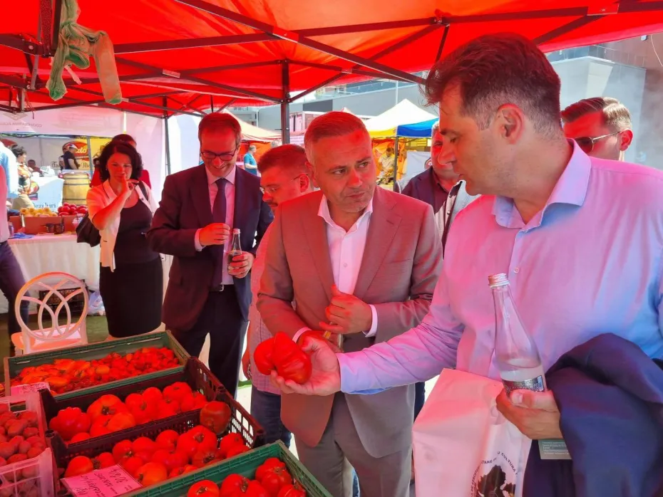 Foto Producători locali din Oltenia, reuniți într-un târg organizat în parcarea Promenada Mall 