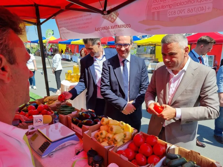 Foto Producători locali din Oltenia, reuniți într-un târg organizat în parcarea Promenada Mall 