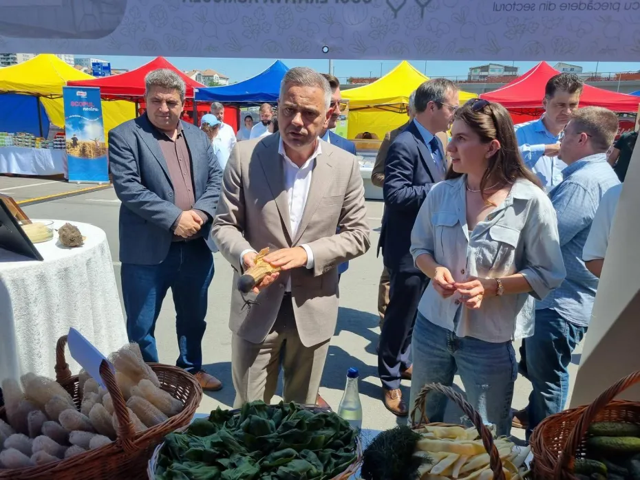 Foto Producători locali din Oltenia, reuniți într-un târg organizat în parcarea Promenada Mall 
