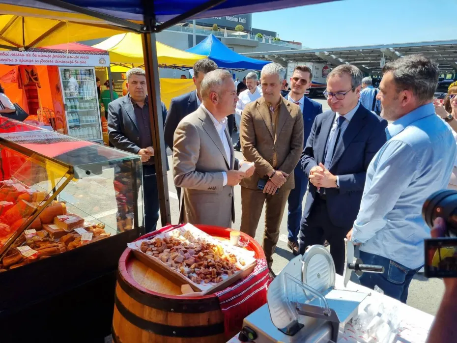 Foto Producători locali din Oltenia, reuniți într-un târg organizat în parcarea Promenada Mall 