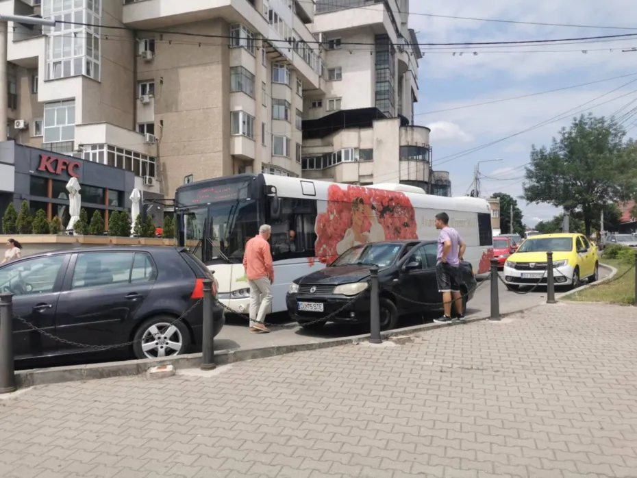 Foto CRAIOVA: Trafic paralizat pe Carol din cauza unei mașini parcate neregulamentar  