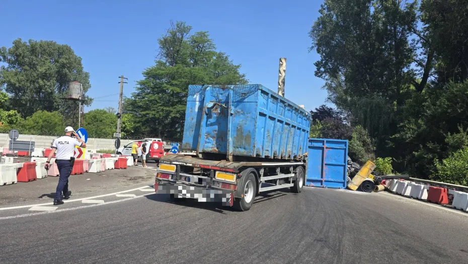Foto TIR răsturnat la Budești, pe DN7