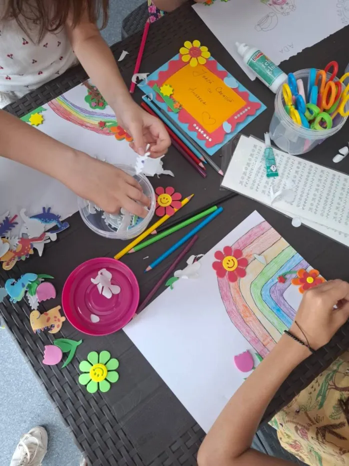 Foto Creativitate cu lipici și sclipici la atelierele Andreei 