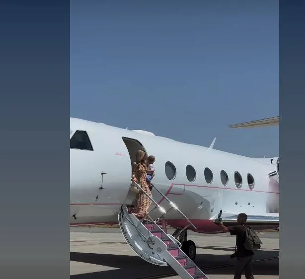 Foto Paris Hilton a ajuns la Craiova 