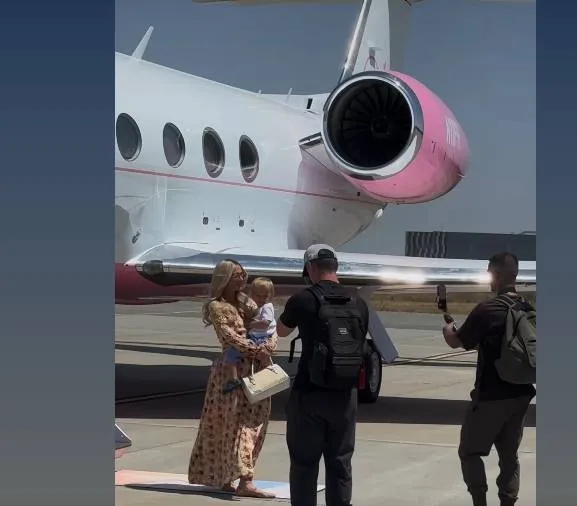 Foto Paris Hilton a ajuns la Craiova 