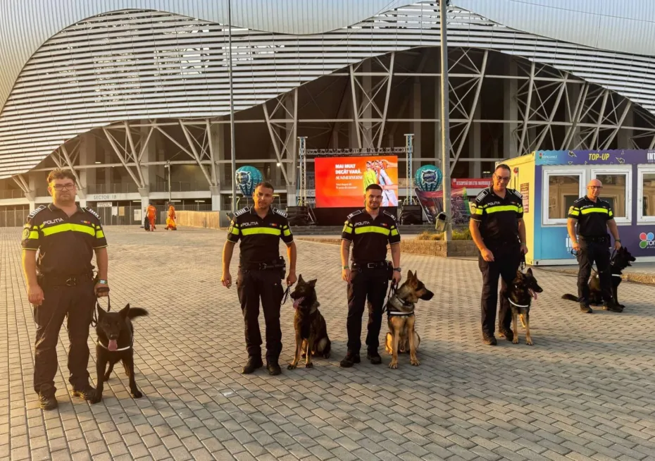 Foto Câinii polițiști Gom, Fabe, Gav, Guc și Guv, prezenți la Festivalul Intencity pentru ca distracția să se desfășoare în siguranță