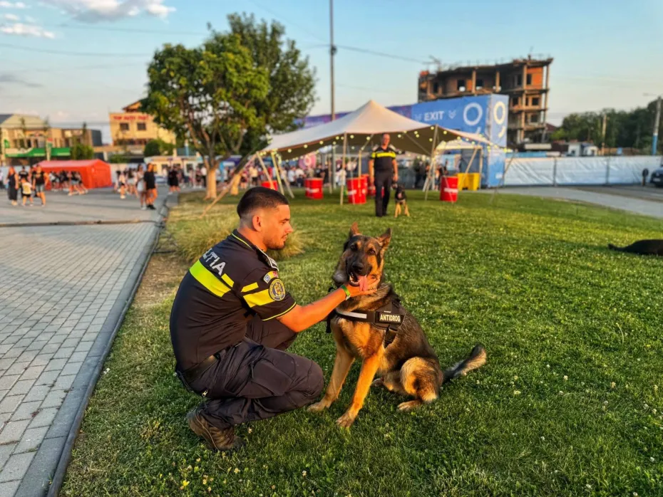 Foto Câinii polițiști Gom, Fabe, Gav, Guc și Guv, prezenți la Festivalul Intencity pentru ca distracția să se desfășoare în siguranță