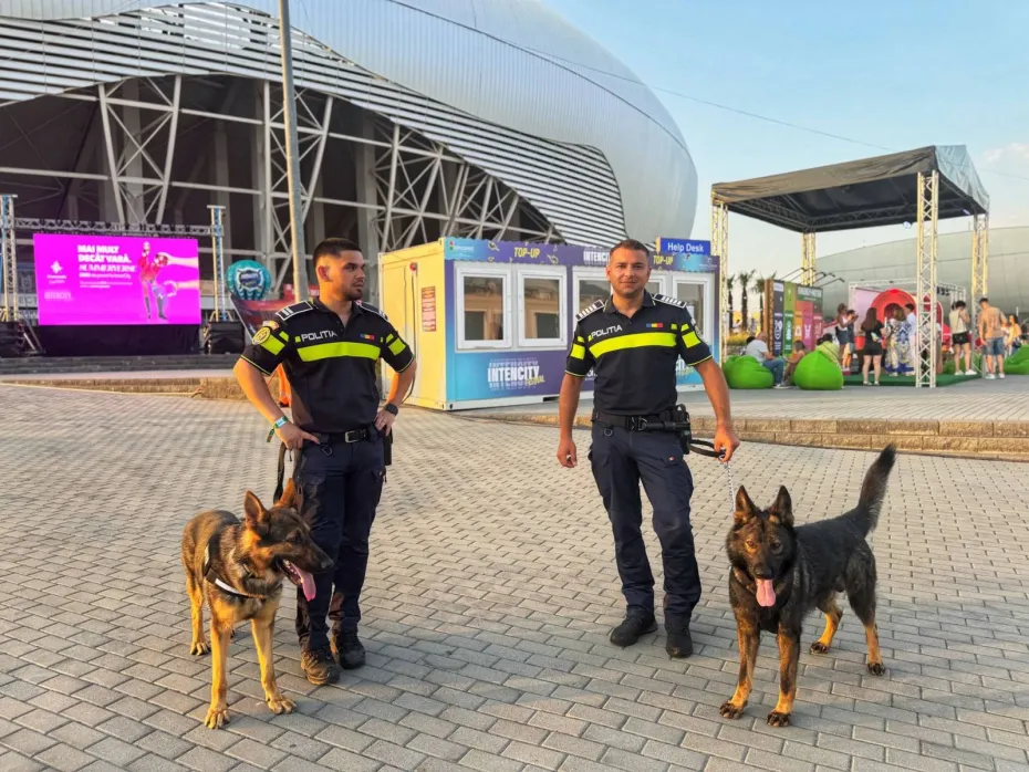 Foto Câinii polițiști Gom, Fabe, Gav, Guc și Guv, prezenți la Festivalul Intencity pentru ca distracția să se desfășoare în siguranță