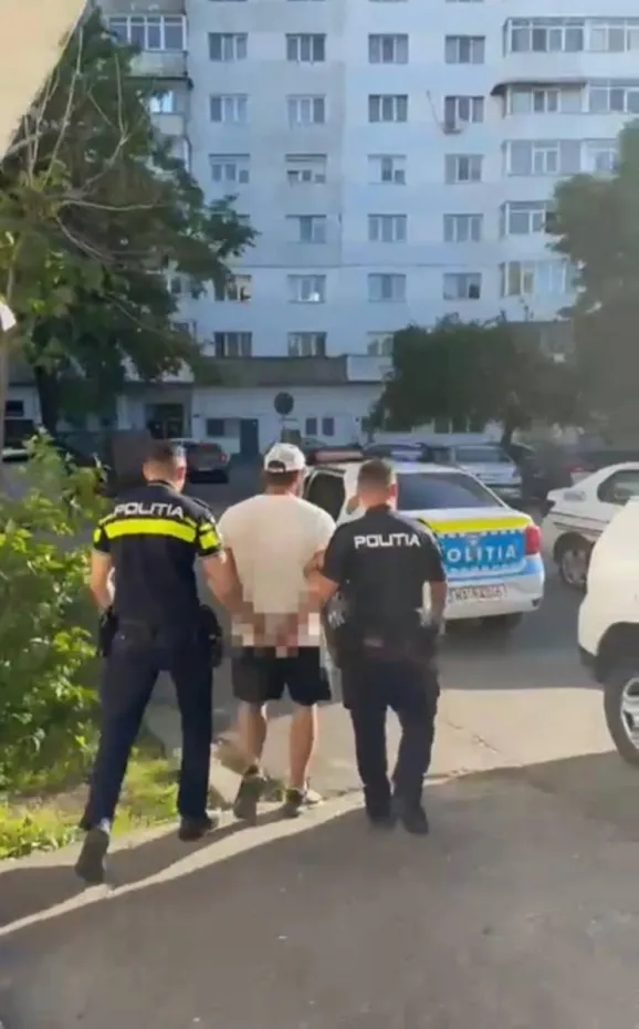 Foto CRAIOVA: Lovit și lăsat la pământ. Polițiștii i-au identificat și reținut pe agresori