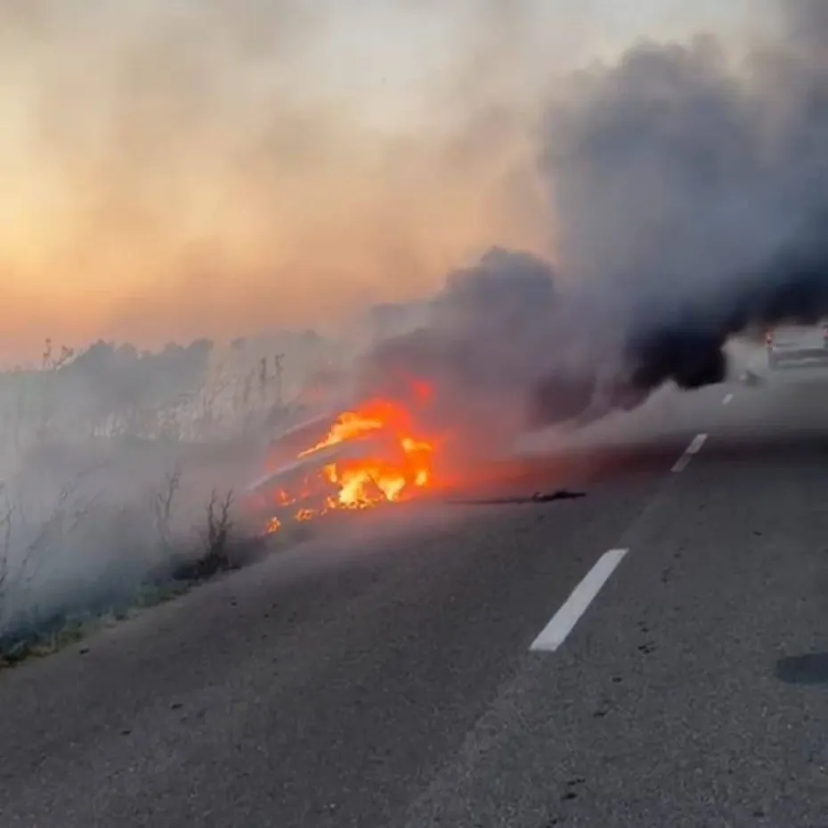 Foto Mașină în flăcări pe DJ 553, în urma unui accident. Șoferul băuse 