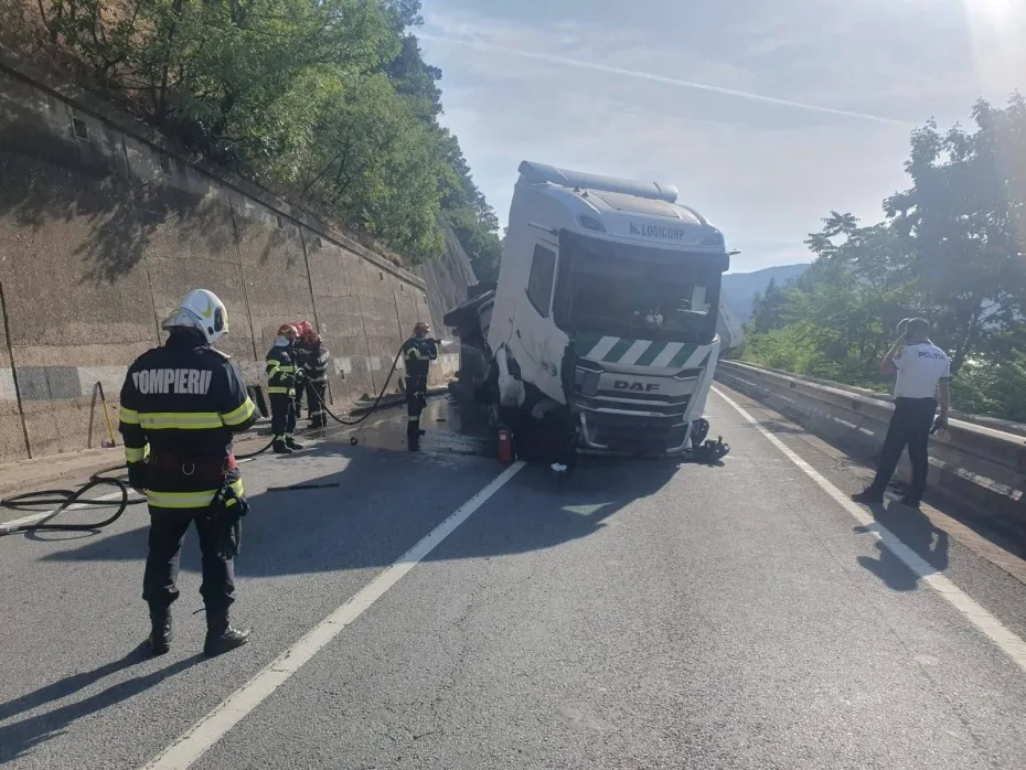Foto Accident pe DN 6, la Orșova: Un autotren s-a răsturnat, combustibil ajuns în Dunăre