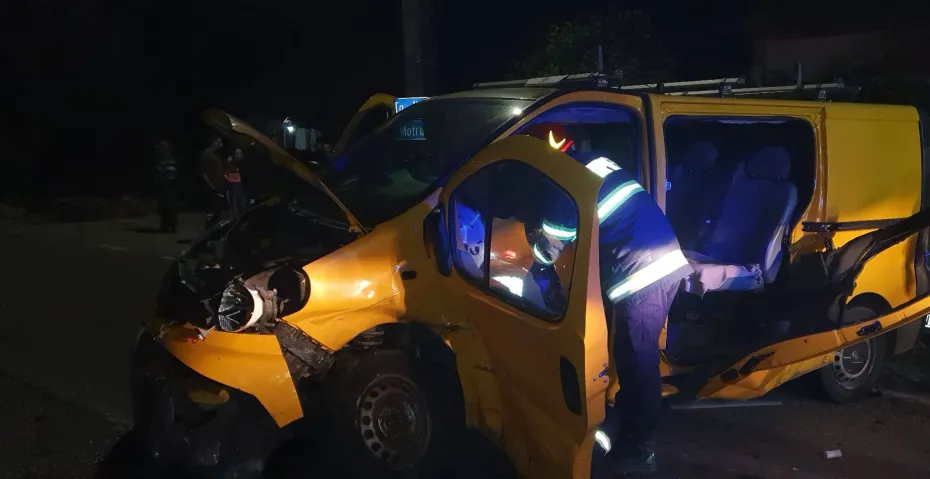 Foto Accident între un microbuz și o mașină. Nouă persoane au fost rănite 
