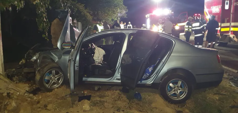 Foto Accident între un microbuz și o mașină. Nouă persoane au fost rănite 