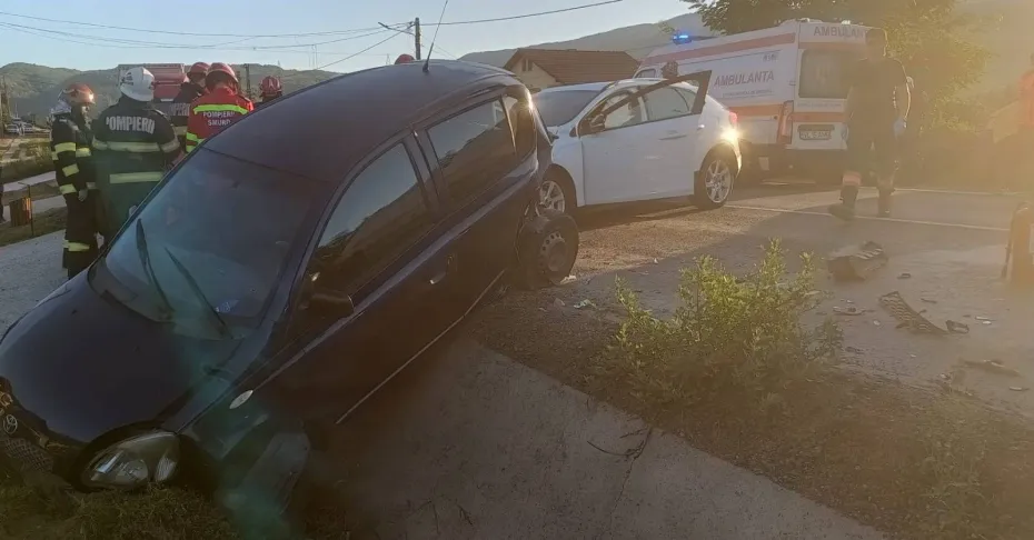 Foto Accident grav pe DN 7, la Bujoreni: Șapte răniți, copil în stop cardio-respirator