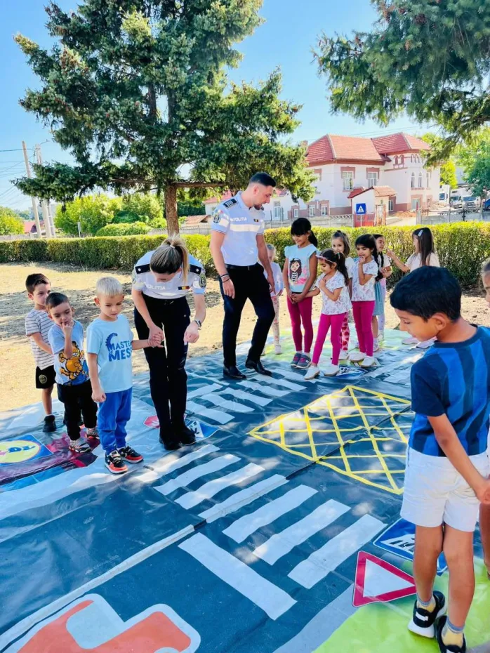 Foto De la joacă la prevenție. Copiii din Băilești învață cum să fie în siguranță