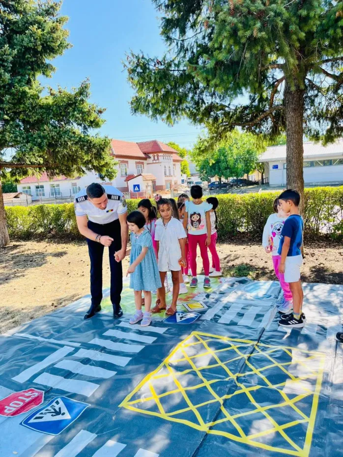 Foto De la joacă la prevenție. Copiii din Băilești învață cum să fie în siguranță