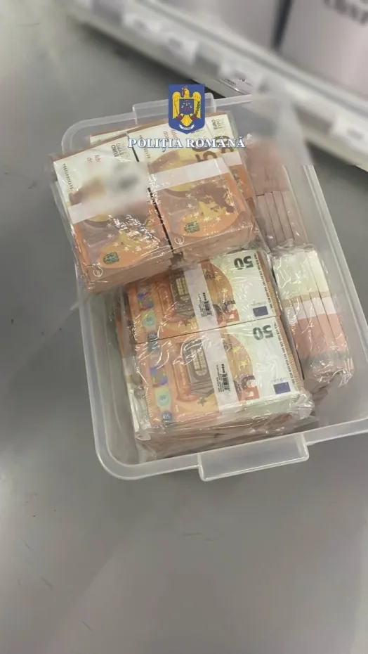 Foto Descoperire uriașă de bani falși la Drobeta Turnu Severin. Peste 3,8 milioane euro și dolari