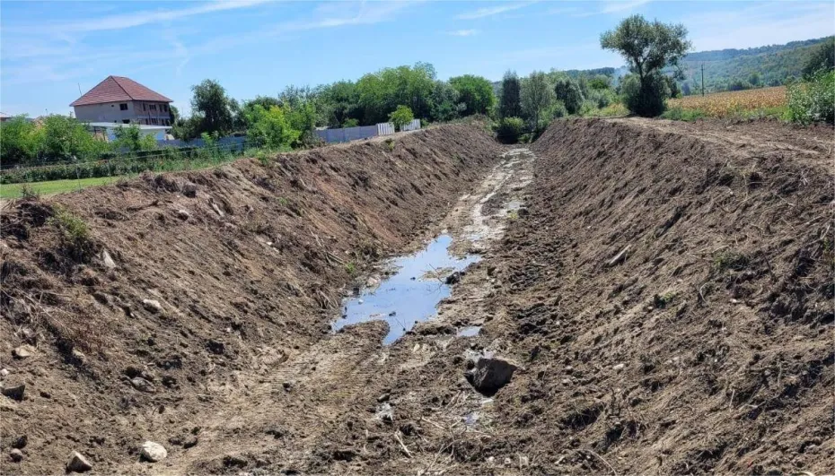 Foto Lucrări de decolmatare pe pârâul Jilț pentru protejarea locuitorilor din Bolboși