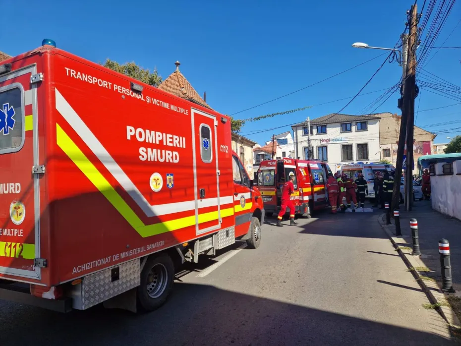 Foto Impact între un autoturism și un autobuz în Craiova. O persoană, grav rănită