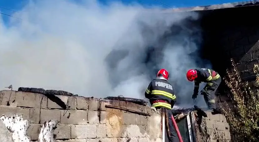 Foto Incendiu pe strada Caracal din Craiova: Două case sunt afectate 