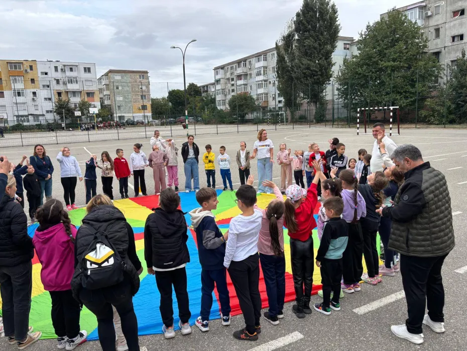 Foto Joacă, sport și prietenie la Școala „Mihai Viteazul” din Craiova
