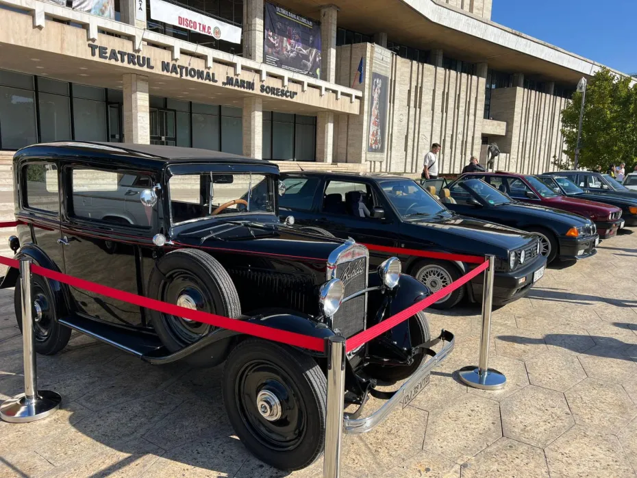 Foto Automobile istorice și pasiune autentică la Retroparada Toamnei din Craiova