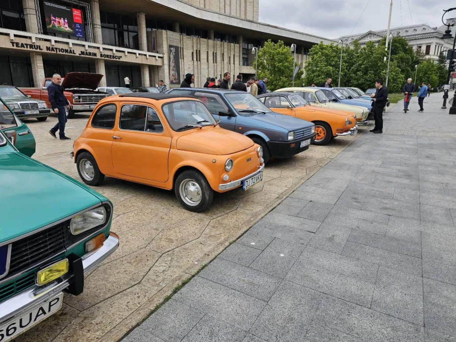 Foto Automobile istorice și pasiune autentică la Retroparada Toamnei din Craiova