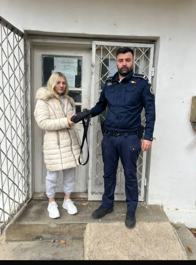 Foto Mehedinți: Un bărbat din Cujmir a predat o geantă cu bani poliției